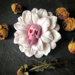Skull jewelry/halloween brooch/White flower brooch/gothic gifts/flower pin