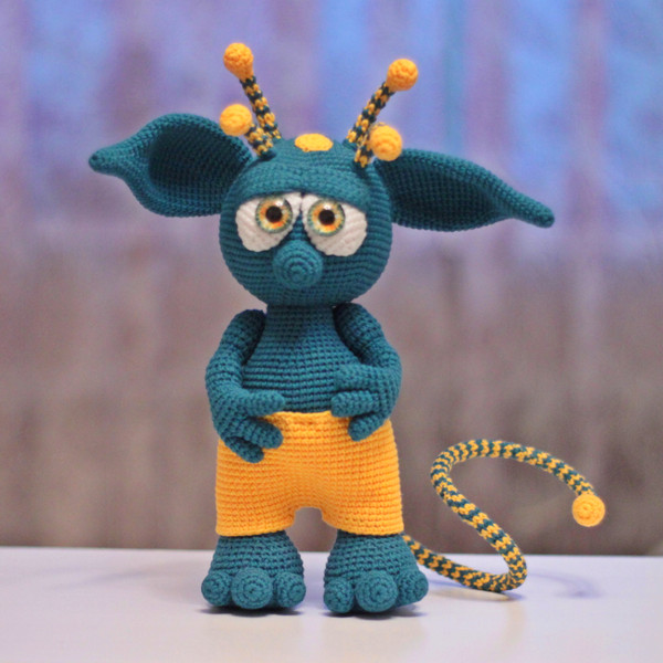 Amigurumi alien crochet toy