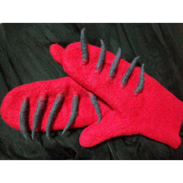 Mittens-dragon-gift-handmade-wool-DIY-tuturial-masterclass-wool-mitts-felting 1.jpg