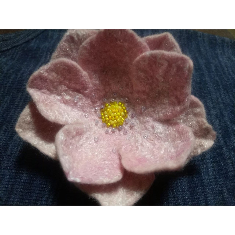 DIY-pattern-tutorial-masterclass-felting-flowers-wool-brooch-pin-gift 2.jpg