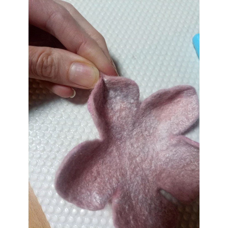 DIY-pattern-tutorial-masterclass-felting-flowers-wool-brooch-pin-gift 7.jpg