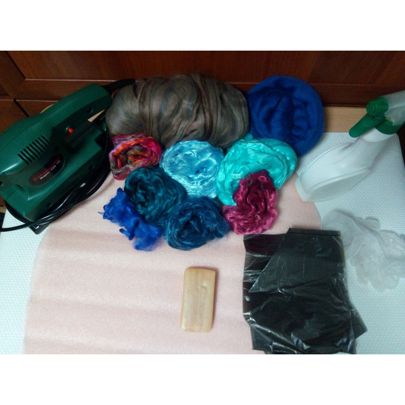 DIY-tutorial-masterclass-felting-wetfelting-hat 7.jpg