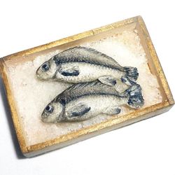 Dollhouse miniature 1:12 2 fish in a wooden box with ice
