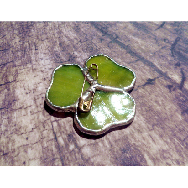 Stained-glass-trefoil-leaf- brooch -Green-trefoil-Shamrock-pin-Irish- brooch -Clover-leaf- brooch -St Patrick-pin (3).jpg