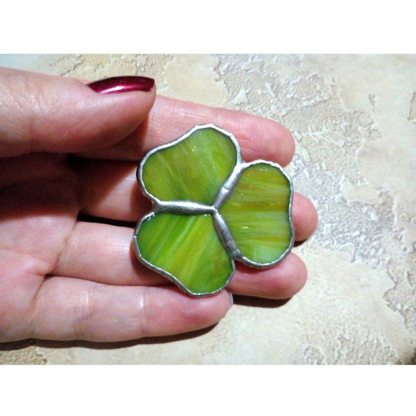 Stained-glass-trefoil-leaf- brooch -Green-trefoil-Shamrock-pin-Irish- brooch -Clover-leaf- brooch -St Patrick-pin (4).jpg
