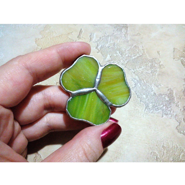 Stained-glass-trefoil-leaf- brooch -Green-trefoil-Shamrock-pin-Irish- brooch -Clover-leaf- brooch -St Patrick-pin (5).jpg