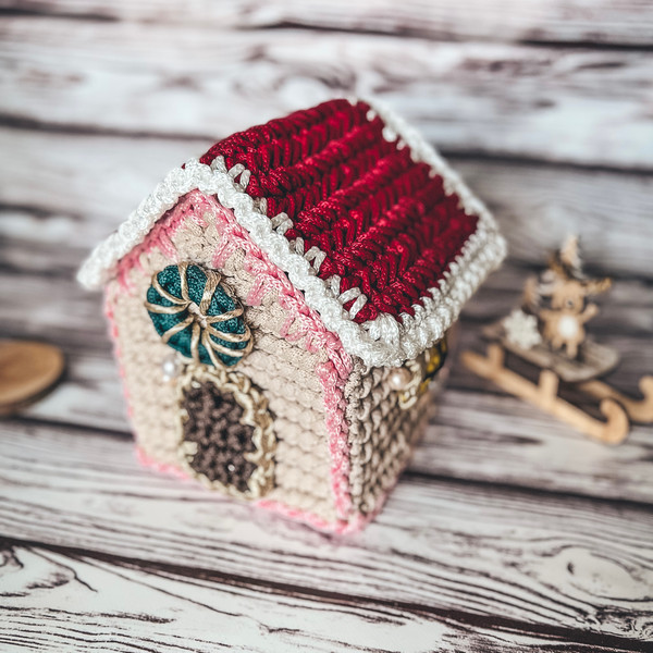 Crochet-pattern-gingerbrea-house-basket-1