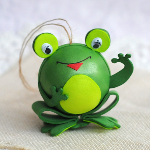 Hanging-frog-figurine.jpg