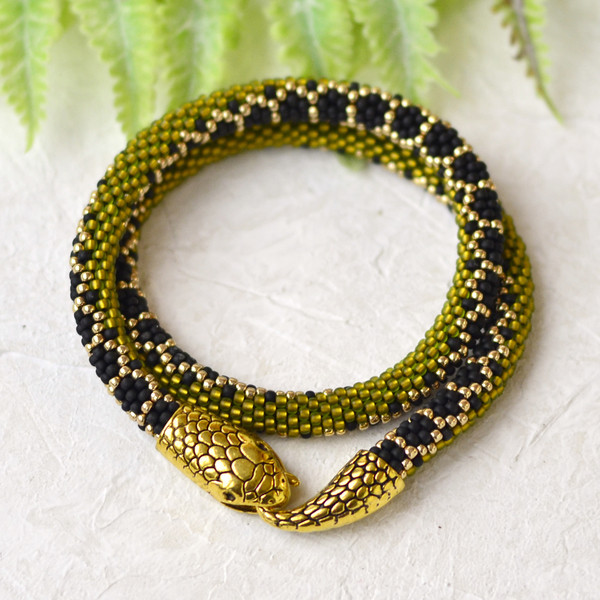 olivine-snake-necklace-3.jpg