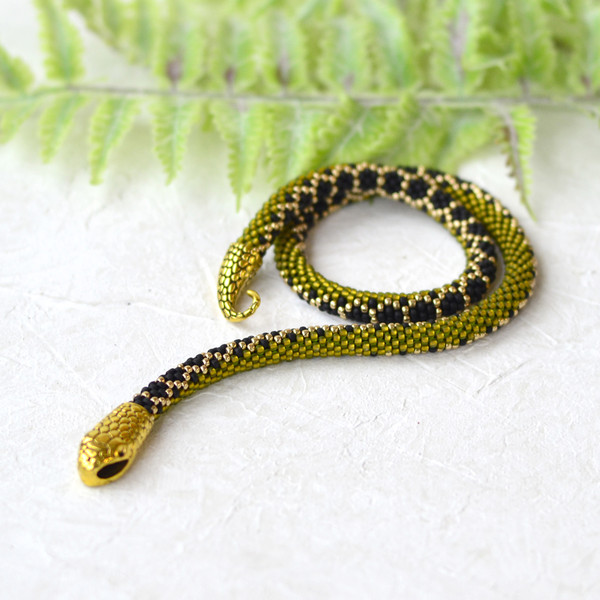 olivine-snake-necklace-10.jpg