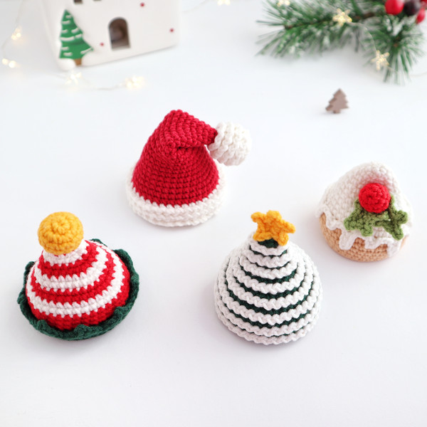 Christmas hats crochet pattern.jpeg