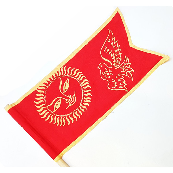 01 Vintage USSR Soviet Kid’s Flag DOVE AND SUN for Demonstration or Parade 1970s.jpg
