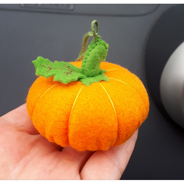Felt-pumpkins-2[1].jpg