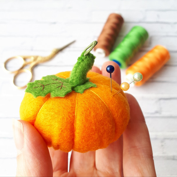 Pumpkin-pincushion-1[1].jpg