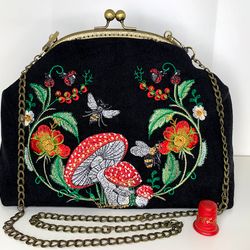 kiss lock coin bag, cottagecore mushroom, black bag with embroidered mushrooms , goblincore bag, cottagecore gift, fores
