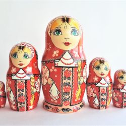 Traditional Russian doll Matryoshka - red wooden nesting dolls 5 pcs
