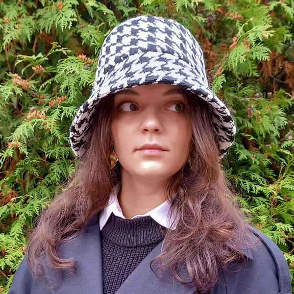 Woolen bucket hat with print houndstooth. Warm bucket hat with print pied-de-poule. Black and white autumn hat for women