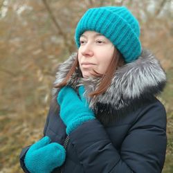 set of 2: moheir blue color women handknitted mittens and soft warm women moheir hat