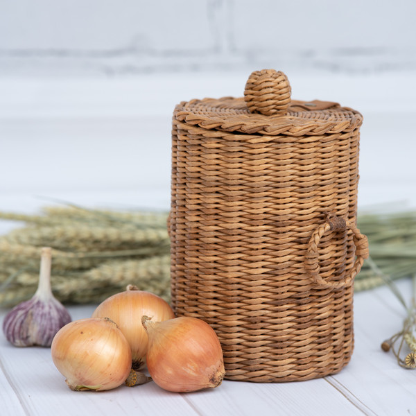 Storage basket for onions