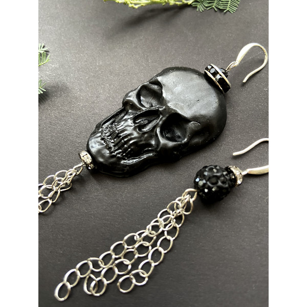 Asymmetrical_Hanging_Black_Skull_Earrings  (7).jpeg