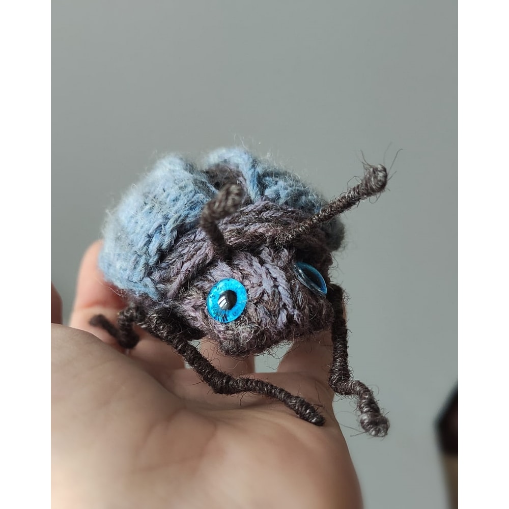 knitted beatle brooch realistic knitting pattern 4.jpeg