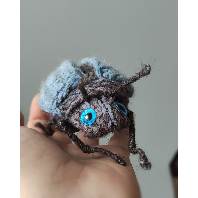 knitted beatle brooch realistic knitting pattern 4.jpeg