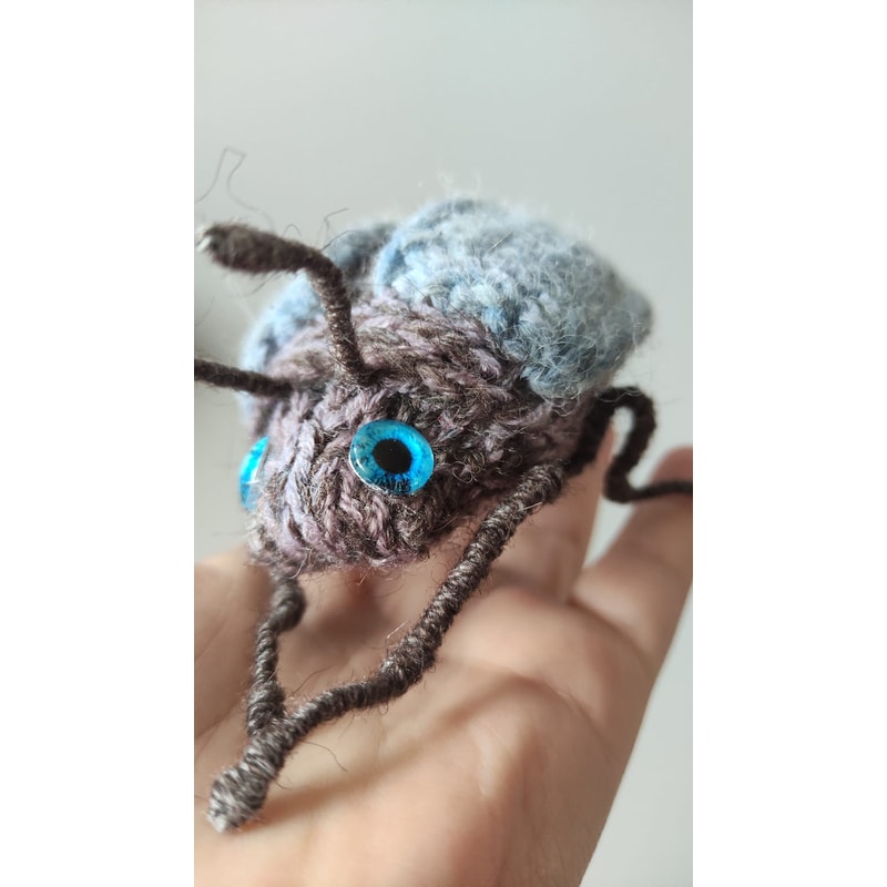 knitted beatle brooch realistic knitting pattern 5.jpeg