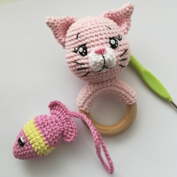 Crochet cat rattle pattern, amigurumi cat teething ring | Inspire Uplift