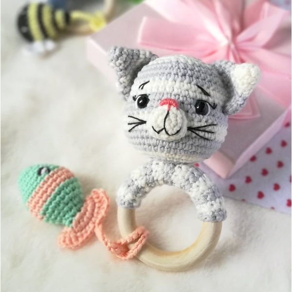Crochet cat rattle pattern, amigurumi cat teething ring | Inspire Uplift