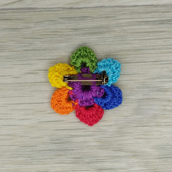 crochet-flower-brooch