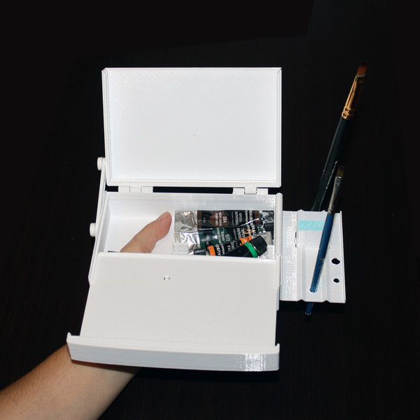 Mini easel with drawer is easy to hold in your hand