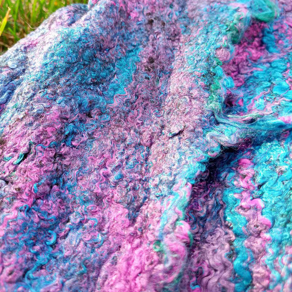 blue-violet-purpur-wetfelting-felting-felt-wool-winter-warm-cozy-handmade-sheep-OOAK-gift-present-scarf-octarin-octarine-2023 unique 1.jpg