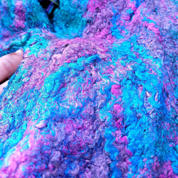blue-violet-purpur-wetfelting-felting-felt-wool-winter-warm-cozy-handmade-sheep-OOAK-gift-present-scarf-octarin-octarine-2023 unique 2.jpg
