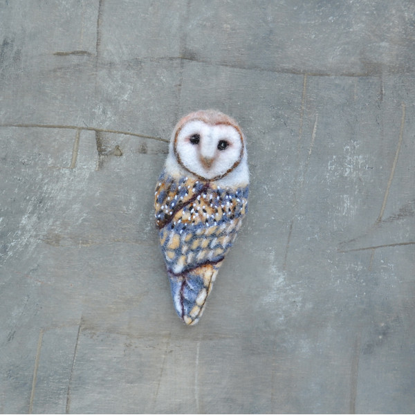 Needle felted owl pin for women (7).JPG
