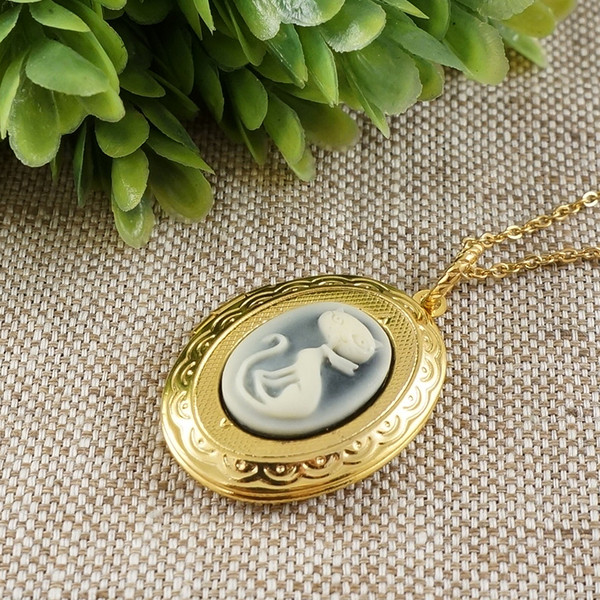 gold-oval-photo-locket-necklace