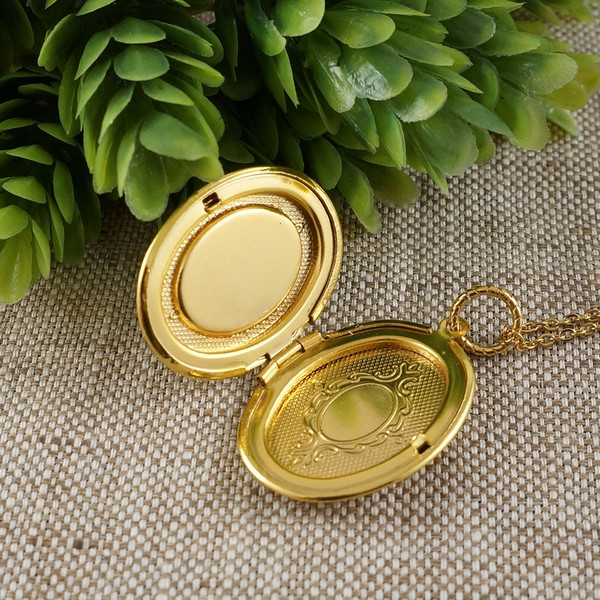 golden-locket-necklace
