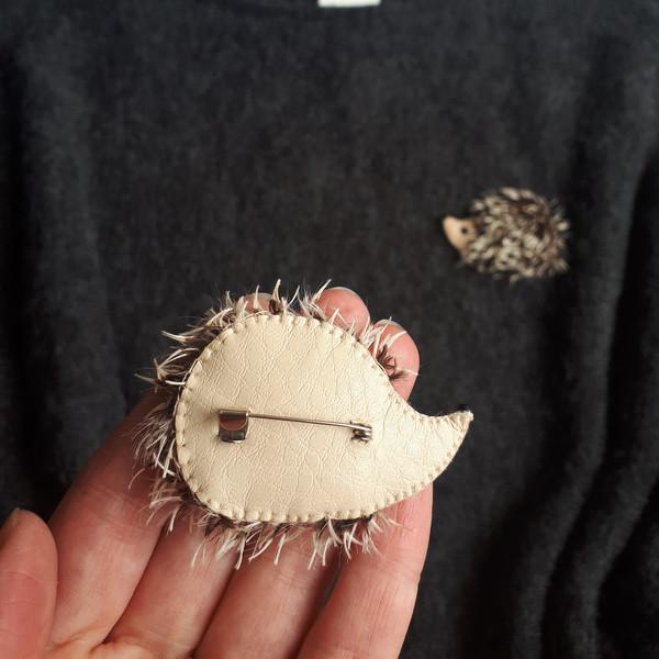 Hedgehog-brooch-1.jpg