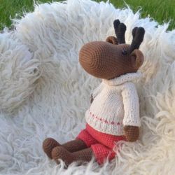 Christmas reindeer crochet pattern stuffed toy for winter