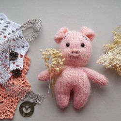 Round and Flat! Pig toy knitting pattern. Animal knitting