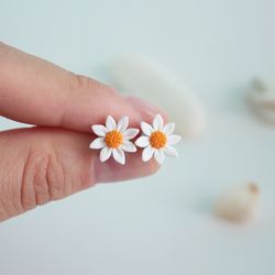 Daisy earrings.Flower stud earrings. Plant jewelry.