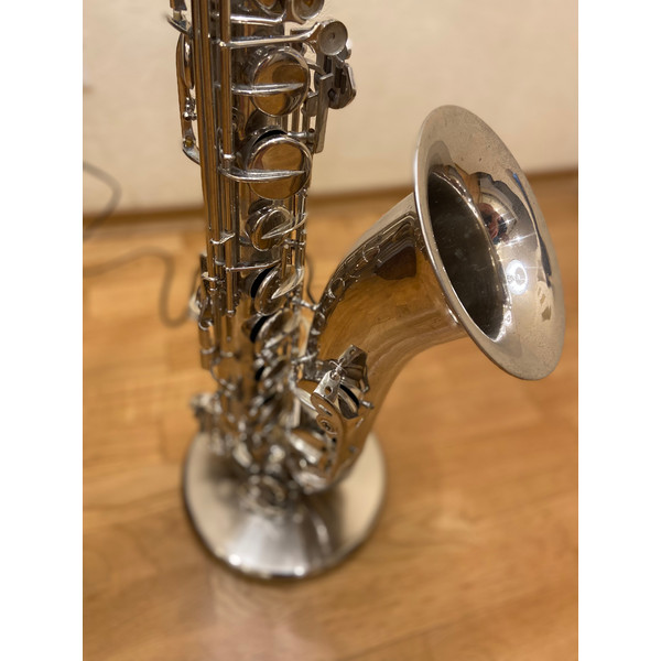The table lamp made of old saxophone