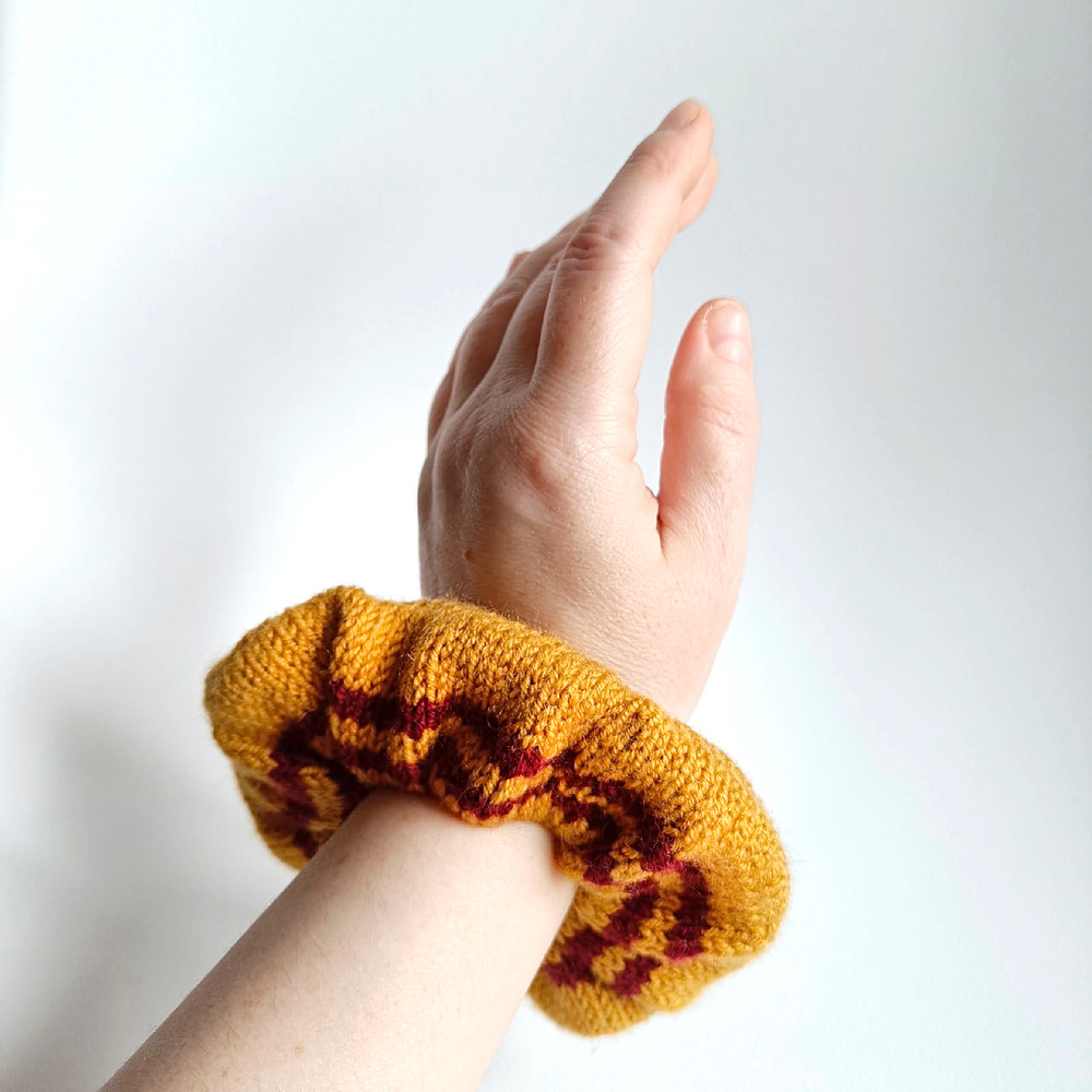 Set of 2: Griffindor Hand knit women scrunchies and Slytherin Hand knit women scrunchi