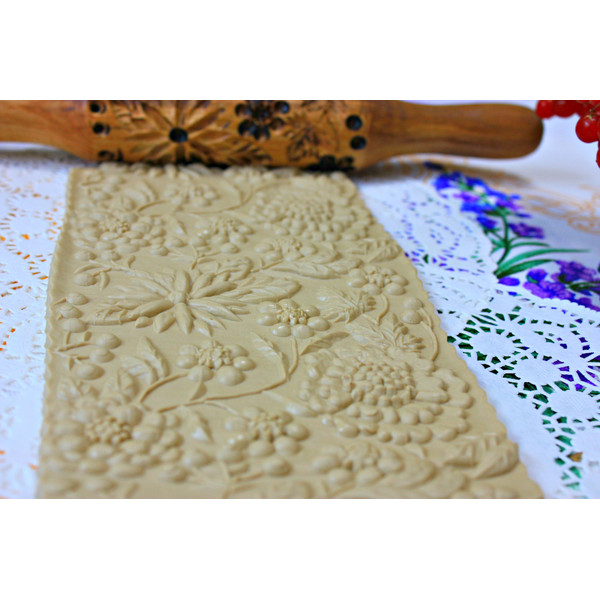 embossed-rolling-pin-with-flower