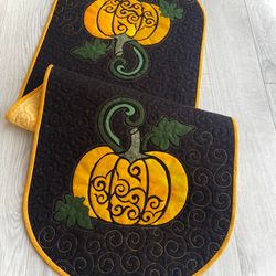 FALL QUILTED TABLE RUNNER, THANKSGIVING table decor,  QUILTED TABLE RUNNER with PUMPKINS, AUTUMN quilted tablecloth
