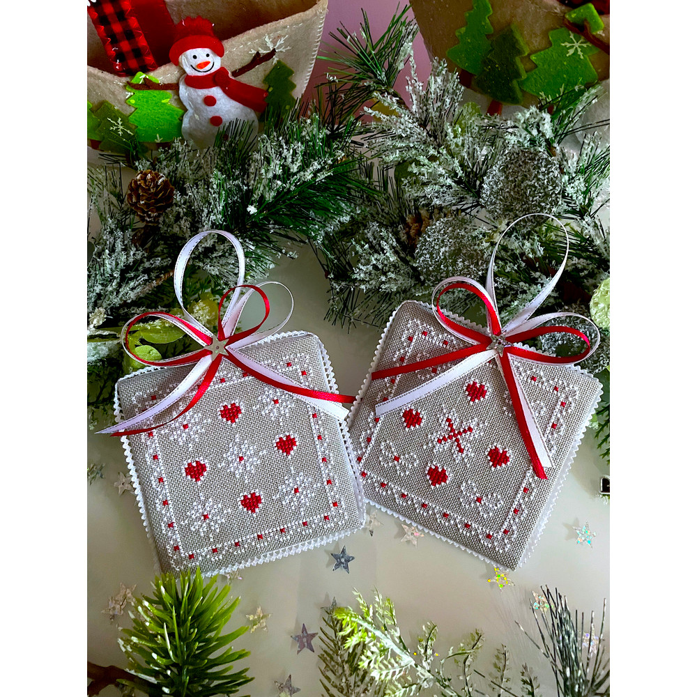 Lacy Christmas ornaments 2 items 2.jpg