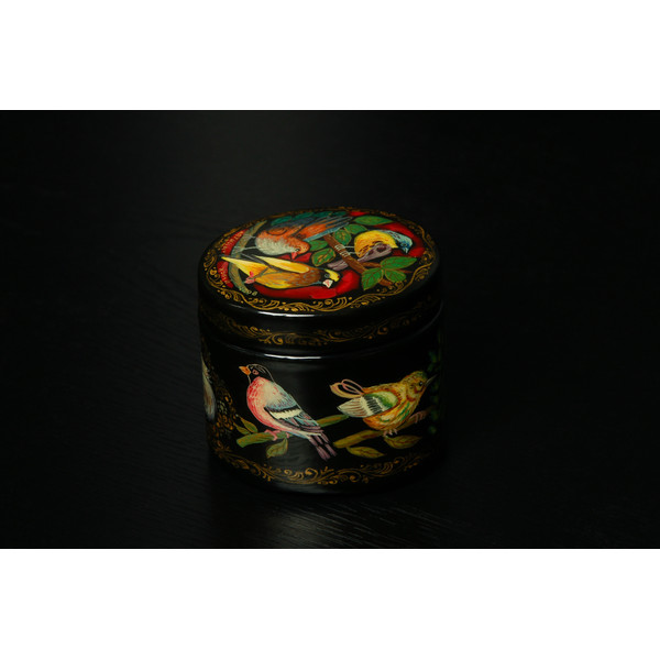 Black lacquer box with birds