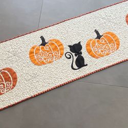 HALLOWEEN quilted TABLE RUNNER, Tablecloth with pumpkins, Table linen with black cat and pumpkins, Halloween Table Quilt