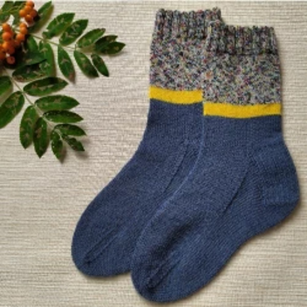 Knitted-grey-winter-socks-1
