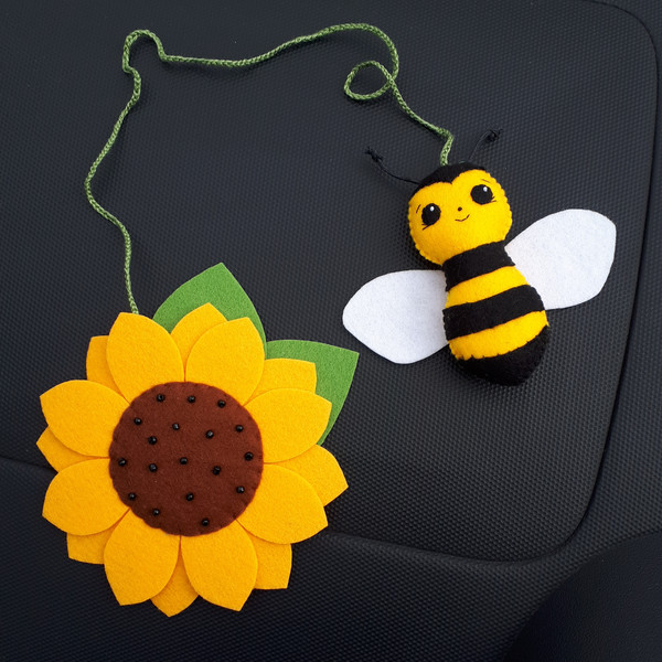 Bee-sunflower[1].jpg