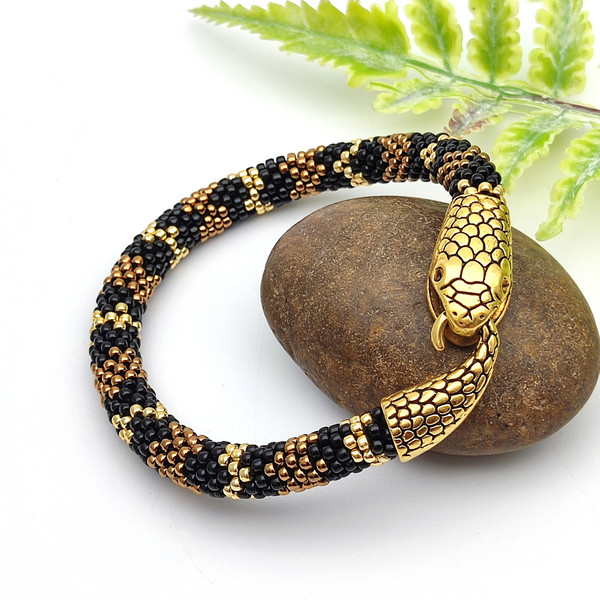 Brown_snake_bracelet.jpg